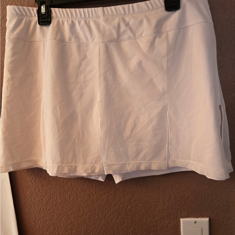 Chic Women's White Skort